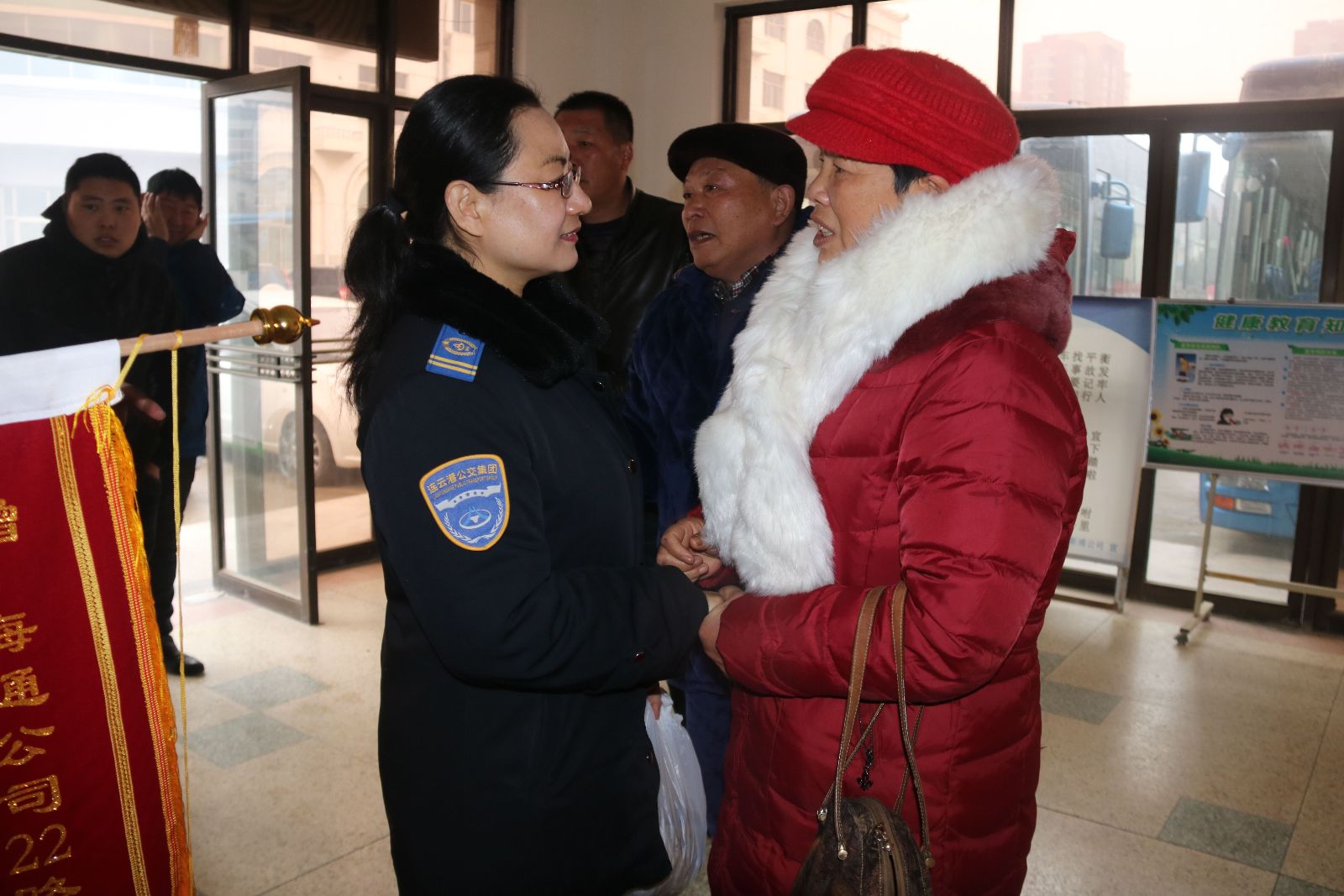 公交集团22路驾驶员救助心脏病乘客受表扬